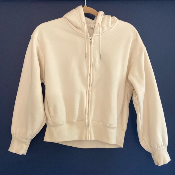Uniqlo Tops - Cream zip up Uniqlo hoodie S